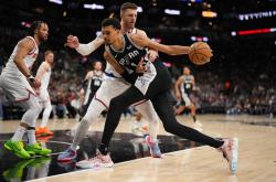 开云体育在线-马刺绝杀灰熊，布伦森点燃赛场的简单介绍