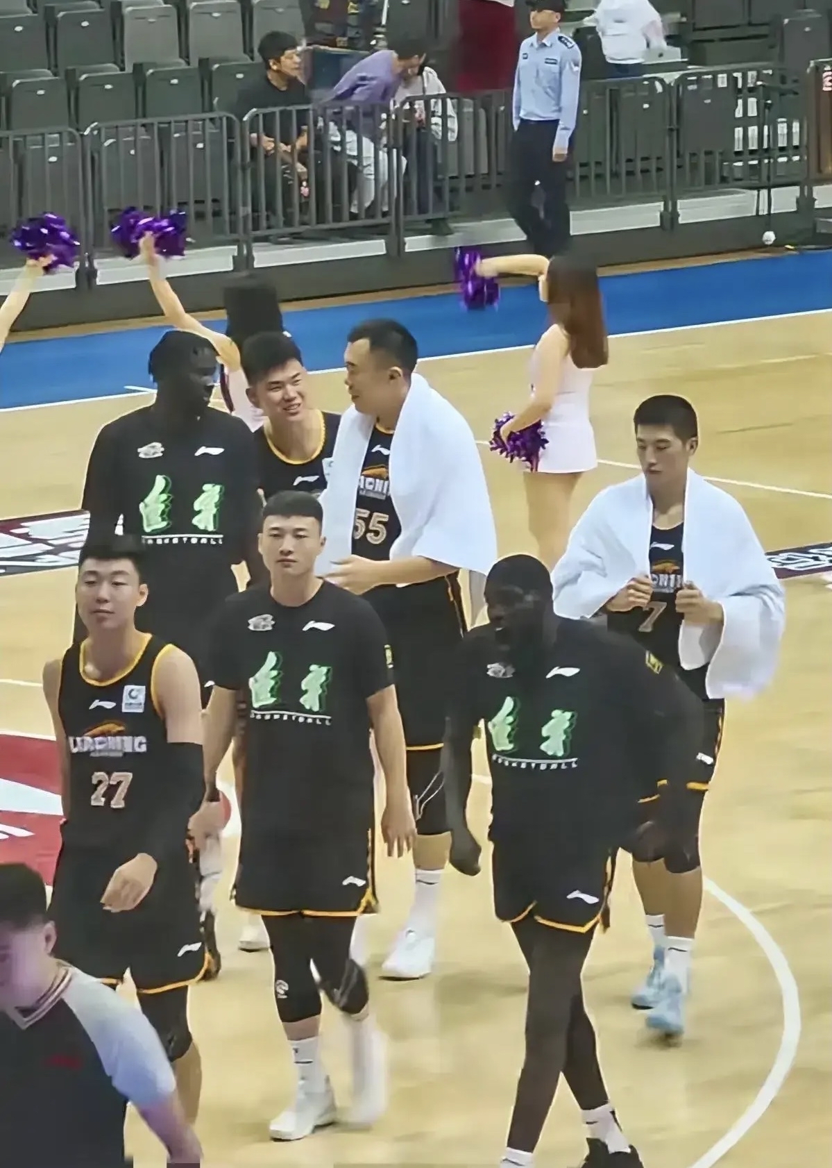 包含内地篮球赛事即将上演一场双方势均力敌的比赛的词条
