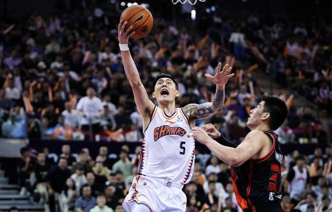 上海男篮遭遇连败,季后赛资格岌岌可危 上海男篮遭遇连败,季后赛资格岌岌可危