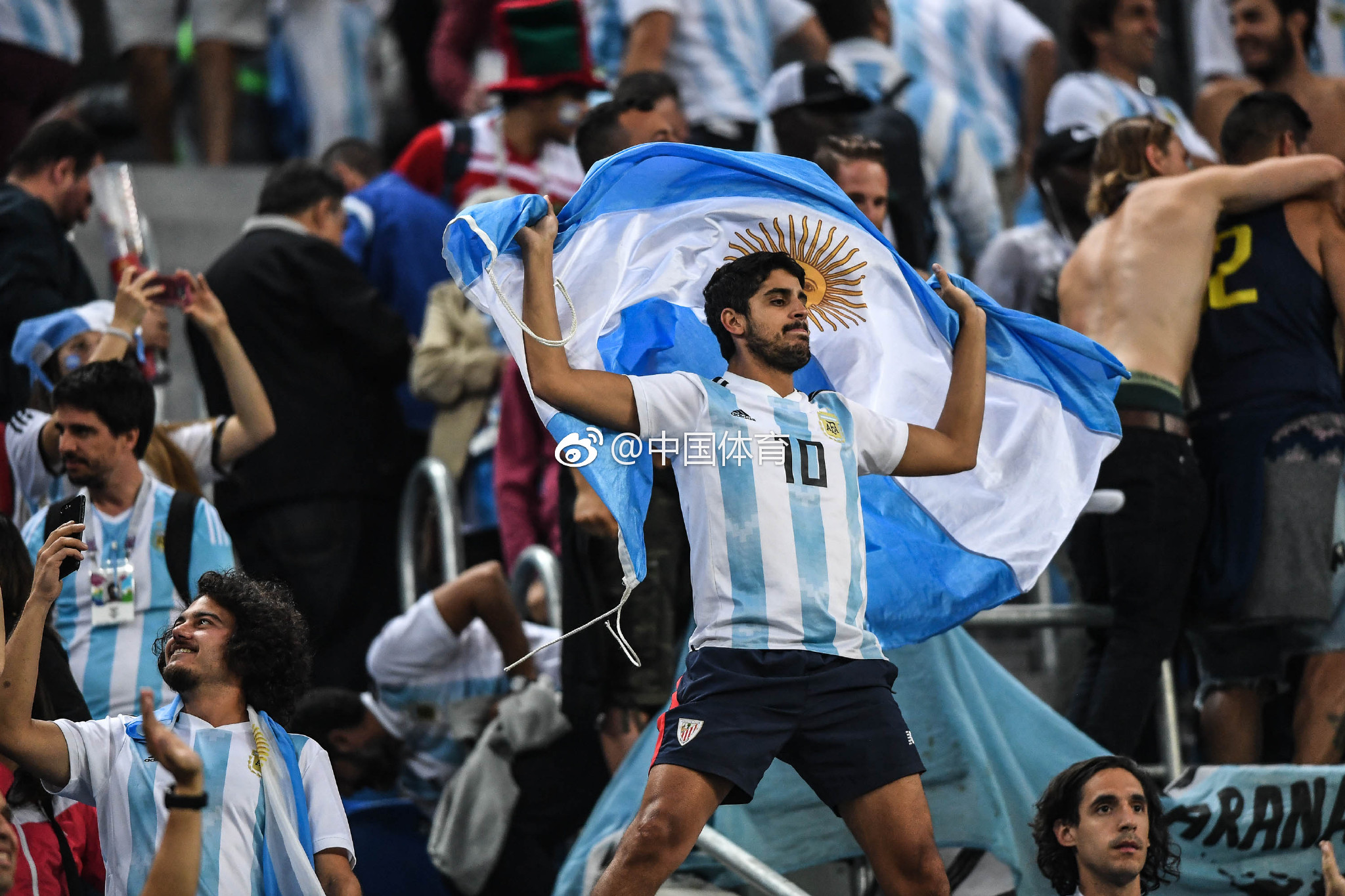 包含尼日利亚队以微弱优势晋级，下场比赛备受关注的词条