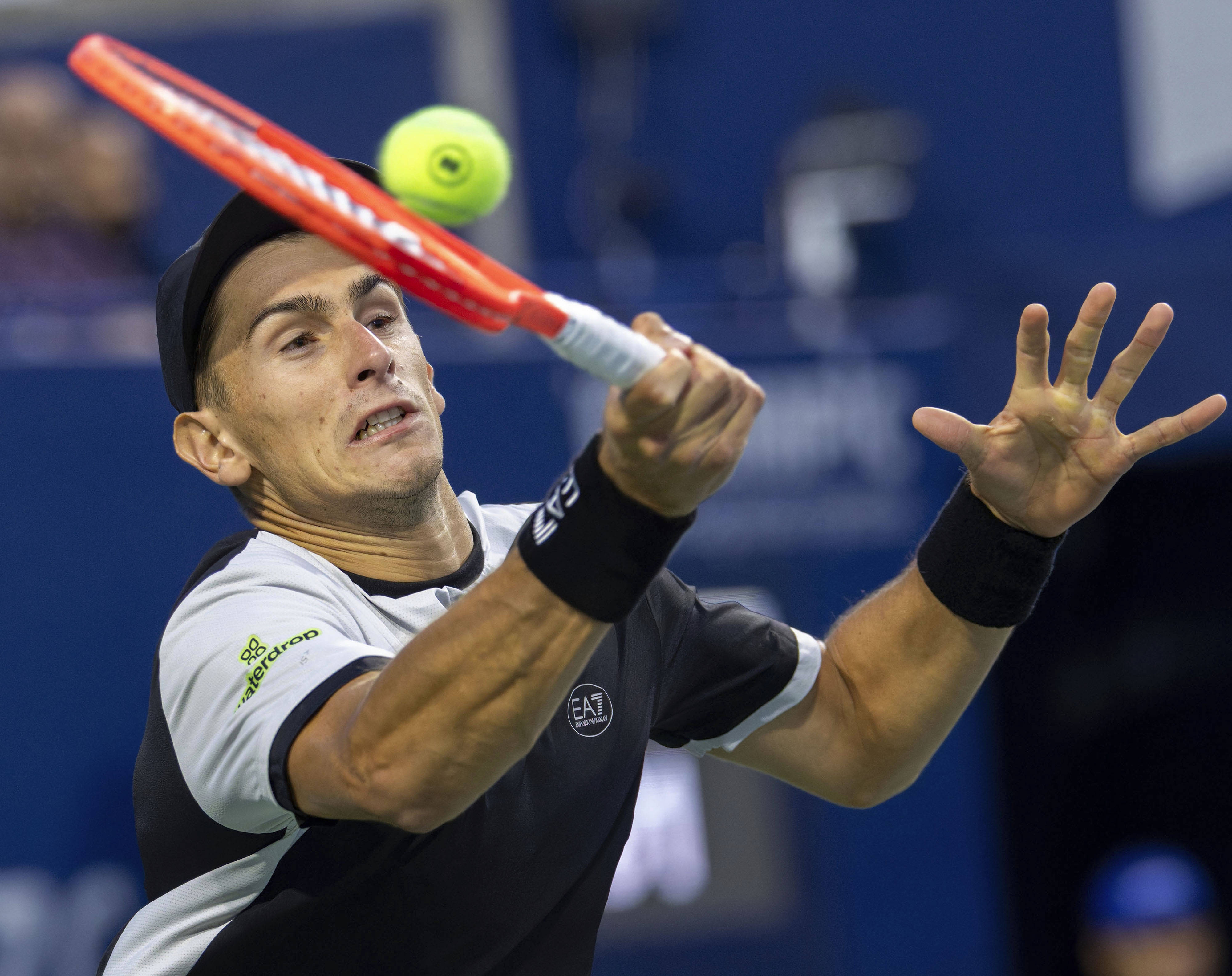 西班牙网球队力克意大利网球队，兹维列夫制霸全场的简单介绍